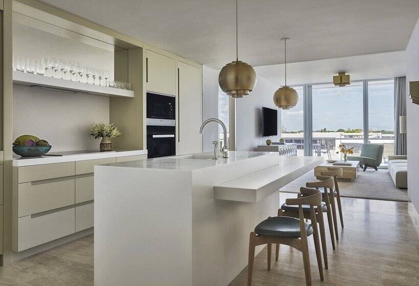 جناح كلوب, Four Seasons Hotel At The Surf Club