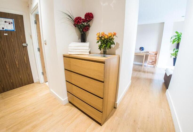 Апартаменты 3 Спальни, Ilford Tower Apartments
