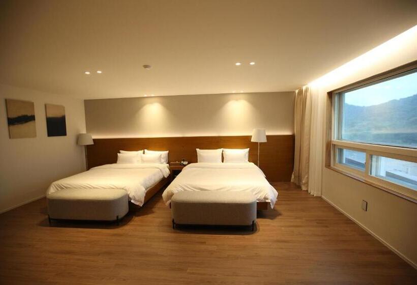 Family Suite, Am Ort