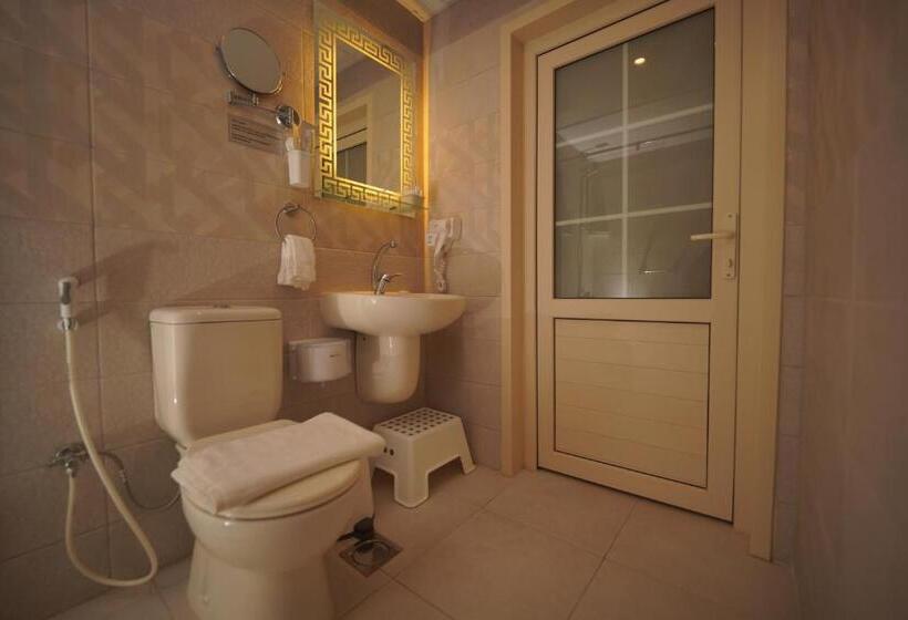 اتاق خانوادگی, Petra Plaza
