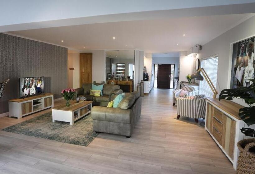 Дом 4 Спальни, Lavender Moon Guest House