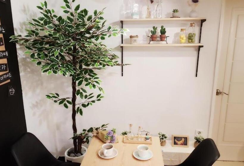 Апартаменты 2 Спальни, Hongdae Mainstreet Two Room House