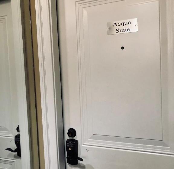 Люкс, Suites At 249