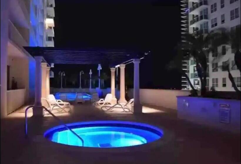 Апартаменты 1 Спальня Вид на Море, 10 Min To Beach Penthouse Oceanview King Free Parking