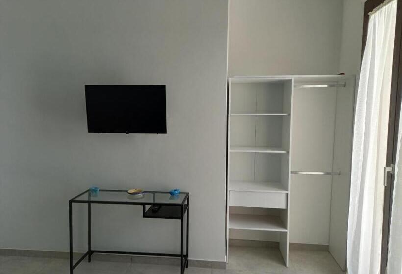 اتاق خانوادگی با چشم‌انداز دریا, A Valata Apartments