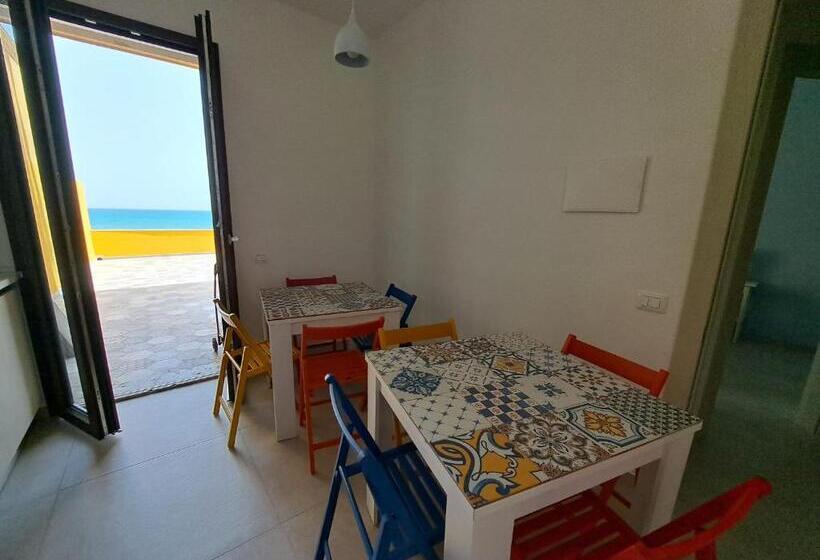 اتاق خانوادگی با چشم‌انداز دریا, A Valata Apartments