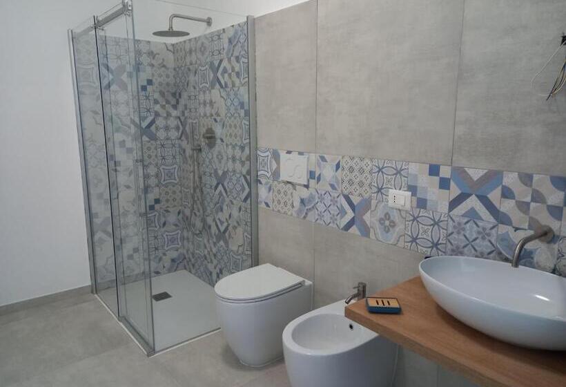 اتاق خانوادگی با چشم‌انداز دریا, A Valata Apartments