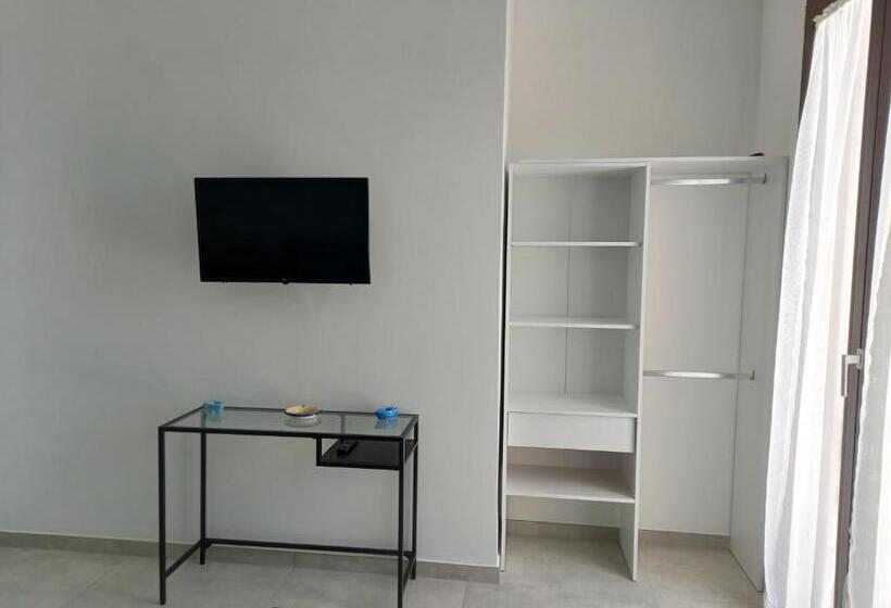 اتاق خانوادگی با چشم‌انداز دریا, A Valata Apartments