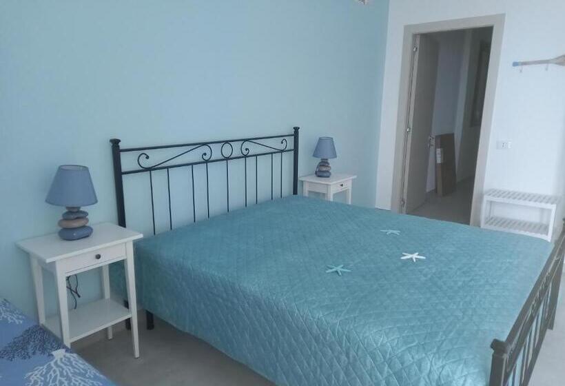 اتاق خانوادگی با چشم‌انداز دریا, A Valata Apartments