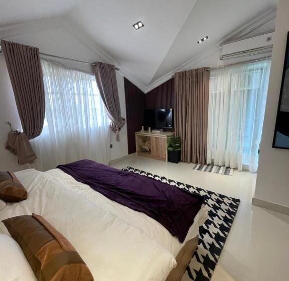 استودیوی سوپریور, The Addison Hotels And Apartments