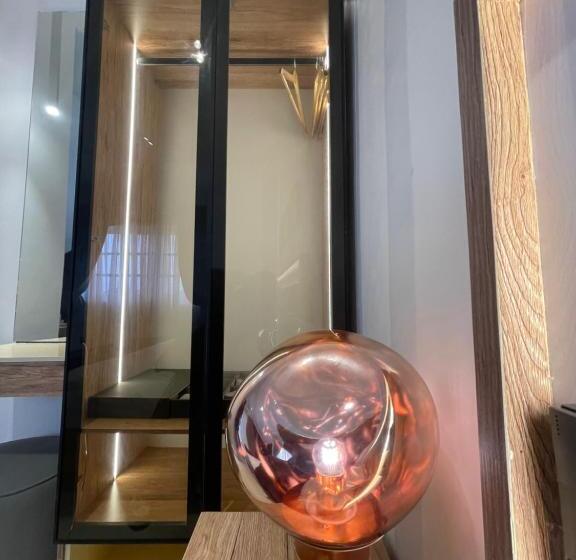 استودیوی سوپریور, The Addison Hotels And Apartments