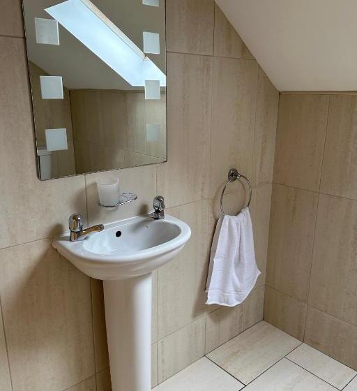 اتاق اکونومی یک تخته, Holiday At Hubble Rooms   Shared Apartment