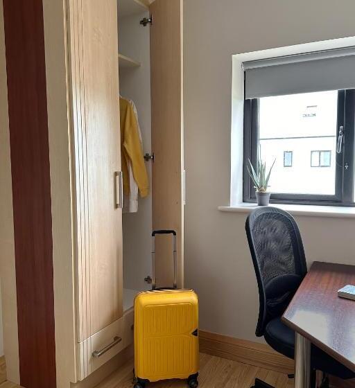 اتاق اکونومی یک تخته, Holiday At Hubble Rooms   Shared Apartment
