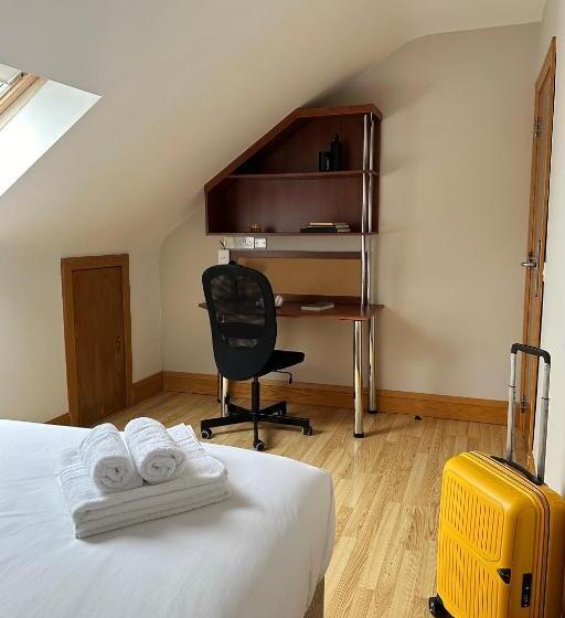 اتاق اکونومی, Holiday At Hubble Rooms   Shared Apartment