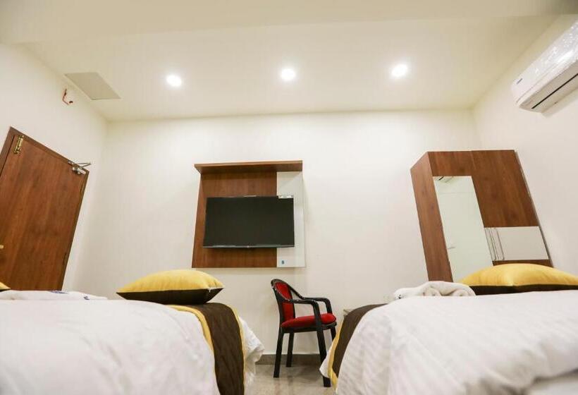 اتاق لوکس سه تخته, Naga Luxury Suites  Triple Bed Room   Driver Free Stay
