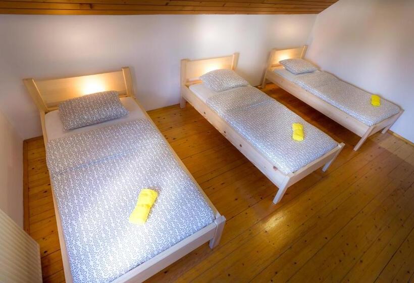 اتاق استاندارد سه تخته با سرویس بهداشتی مشترک, 1a Adventure Hostel