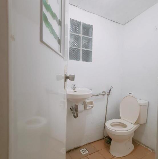 Четырехместный Номер Стандарт, Stay N Save B&b
