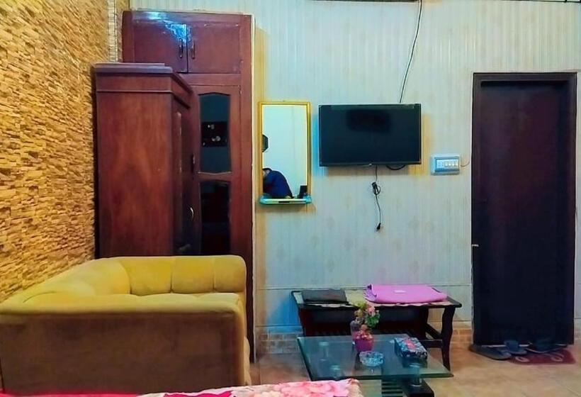 اتاق لوکس خانوادگی, Embassy Inn Guest House Hyderabad