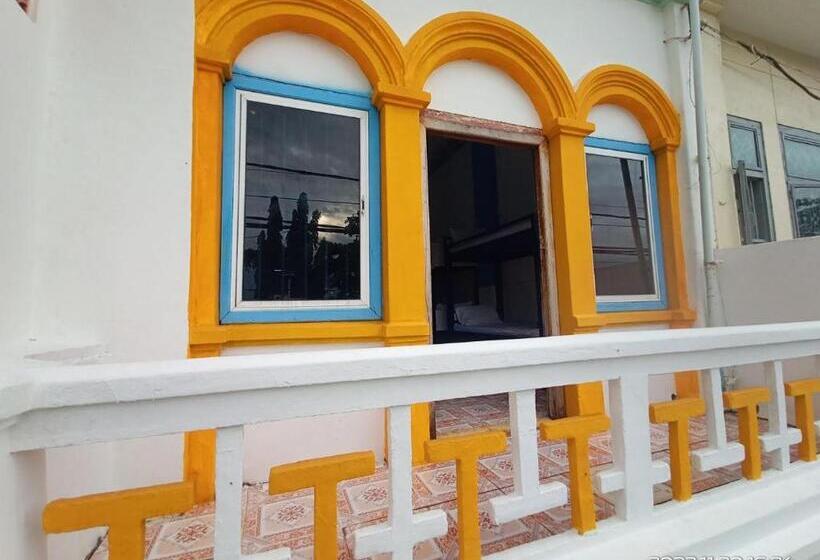 سرير فى غرفة مشتركه, Silver Dolphin Guesthouse & Restaurant