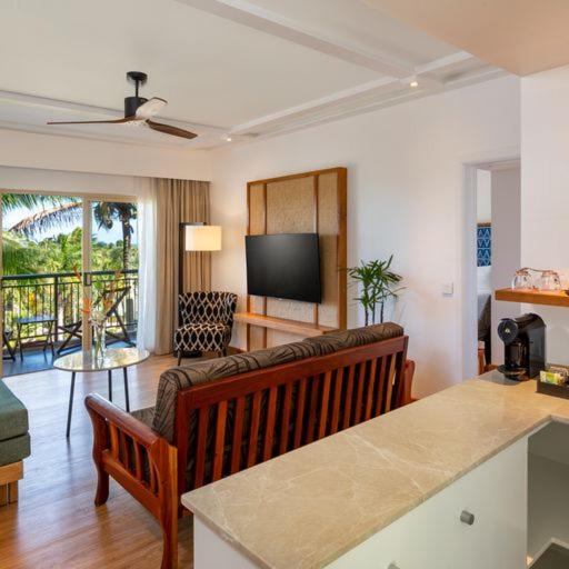 Люкс, Outrigger Fiji Beach Resort