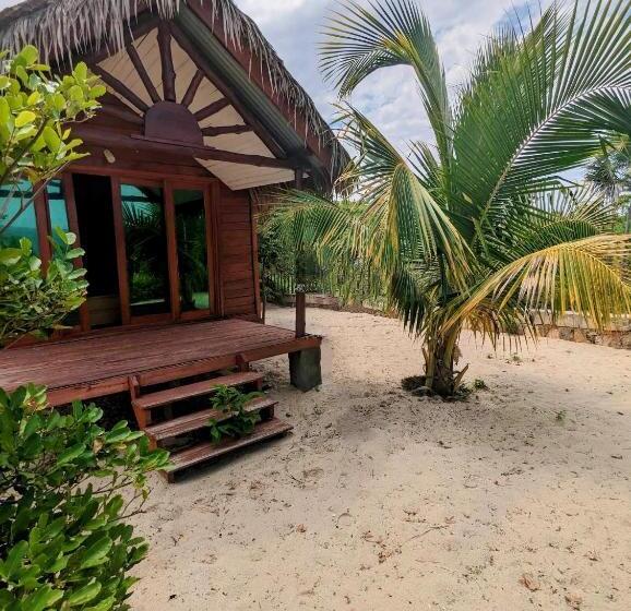 اتاق استاندارد با چشم‌انداز دریا, Ampazôny Oasis Lodge