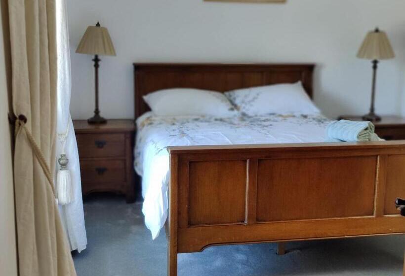 اتاق استاندارد با چشم‌انداز باغ, Carney House