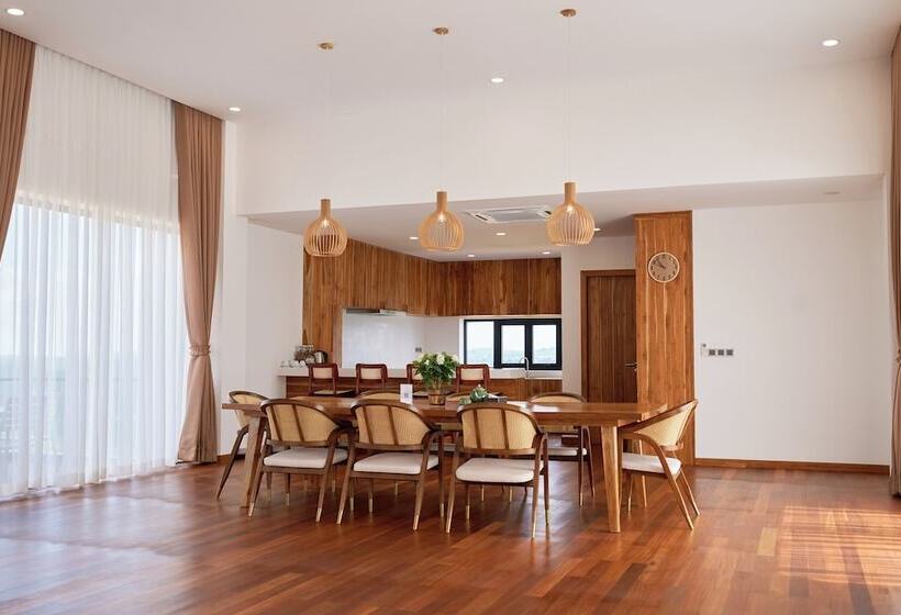 ویلای یک اتاق خوابه با استخر شنا, The Pine Mansion