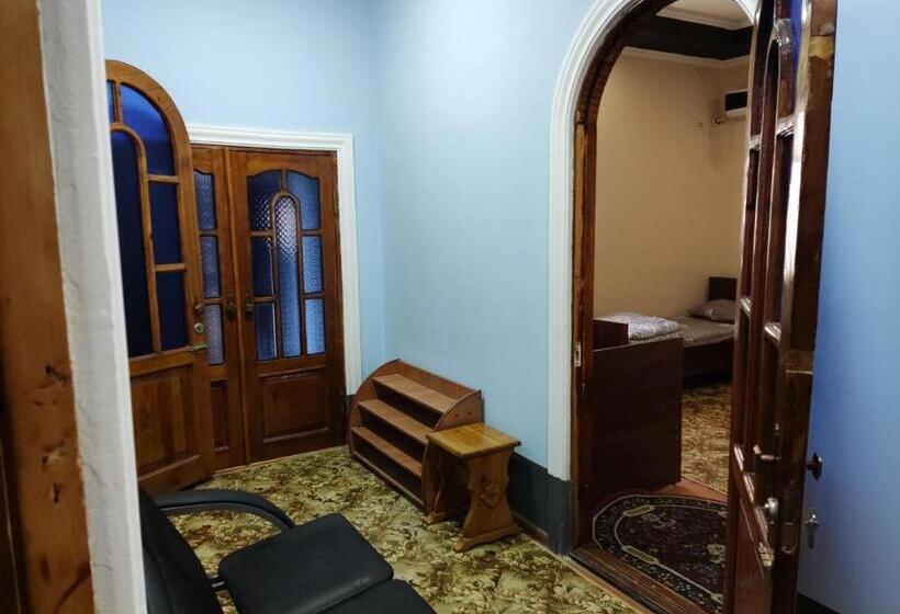 اتاق استاندارد سه تخته با سرویس بهداشتی مشترک, Goziyon Bukhara Hostel