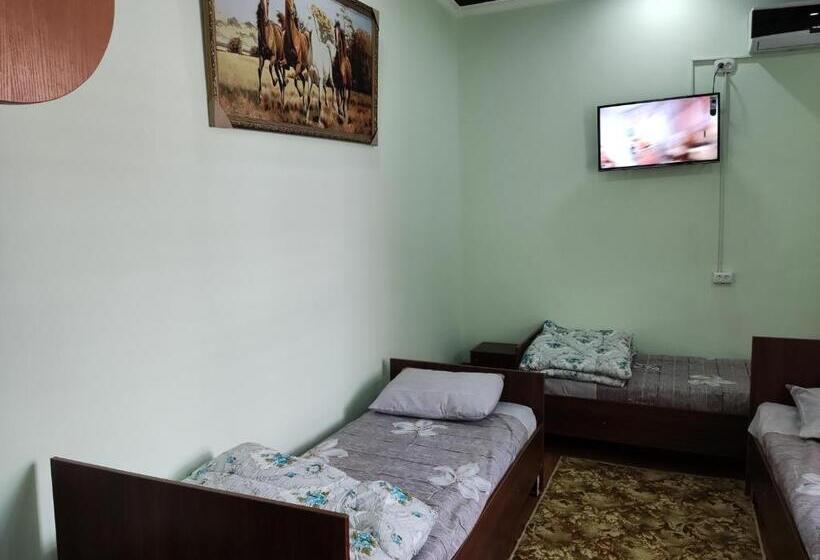 اتاق استاندارد سه تخته با سرویس بهداشتی مشترک, Goziyon Bukhara Hostel