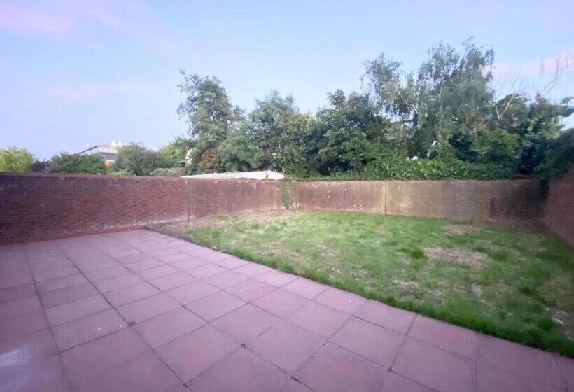 اتاق استاندارد سه تخته با چشم‌انداز باغ, The Royal Boutique Heathrow Lodge By London