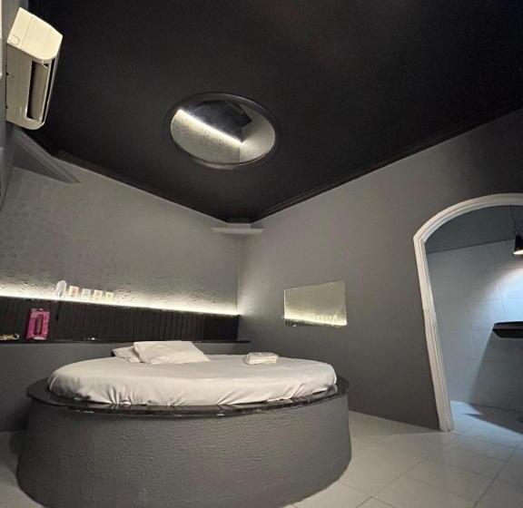 اتاق لوکس, Ellus Motel