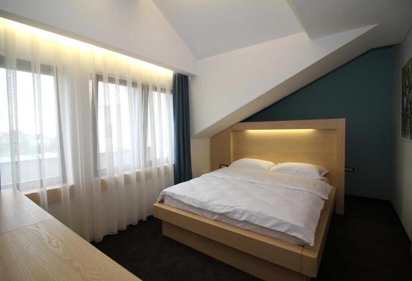 سوییت جونیور با بالکن, International Prishtina & Spa