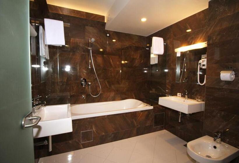 سوییت جونیور با بالکن, International Prishtina & Spa
