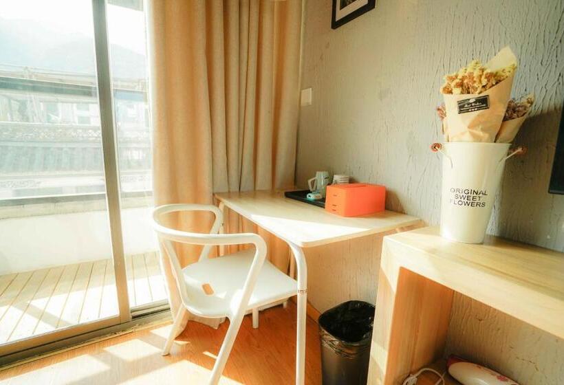 غرفة قياسية مطلة على الجبل, Monster B&b