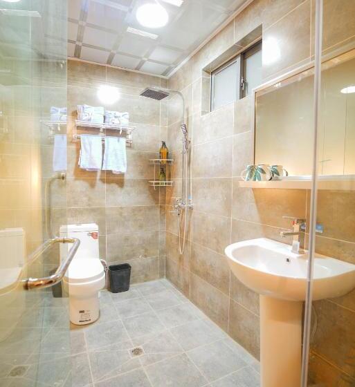 غرفة قياسية مطلة على الجبل, Monster B&b
