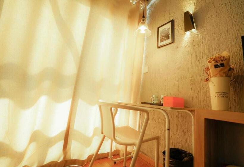 غرفة قياسية مطلة على الجبل, Monster B&b