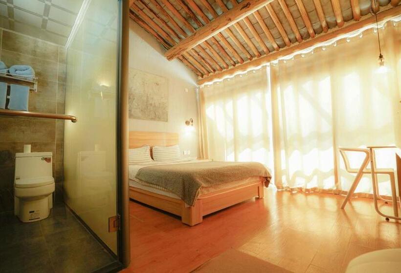 غرفة قياسية مطلة على الجبل, Monster B&b