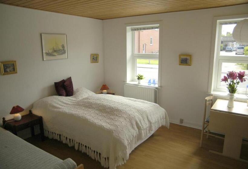 标准三人间共用浴室, Nr. Nebel Overnatning Hostel