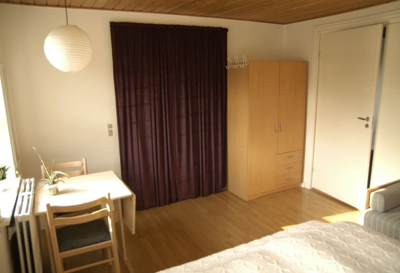 标准三人间共用浴室, Nr. Nebel Overnatning Hostel