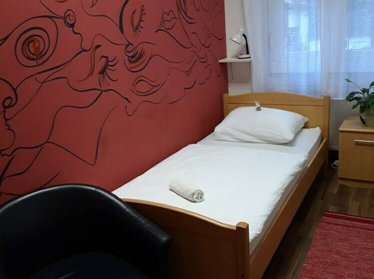 اتاق استاندارد, Hostel Chameleon