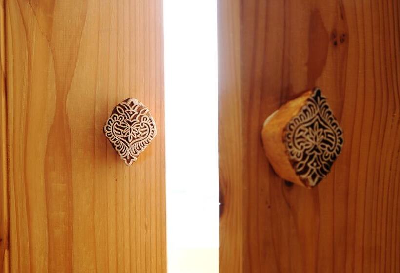 اتاق لوکس چهار تخته, Chill Roof