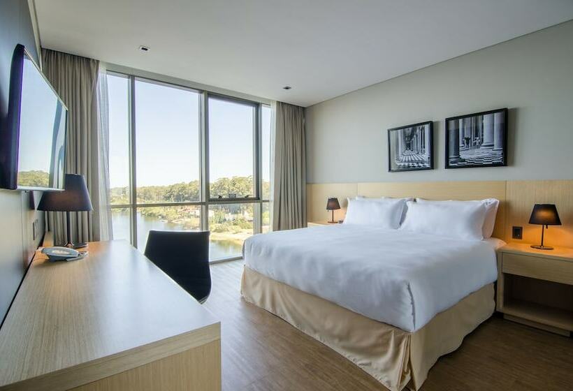 Люкс, Hampton By Hilton Montevideo Carrasco