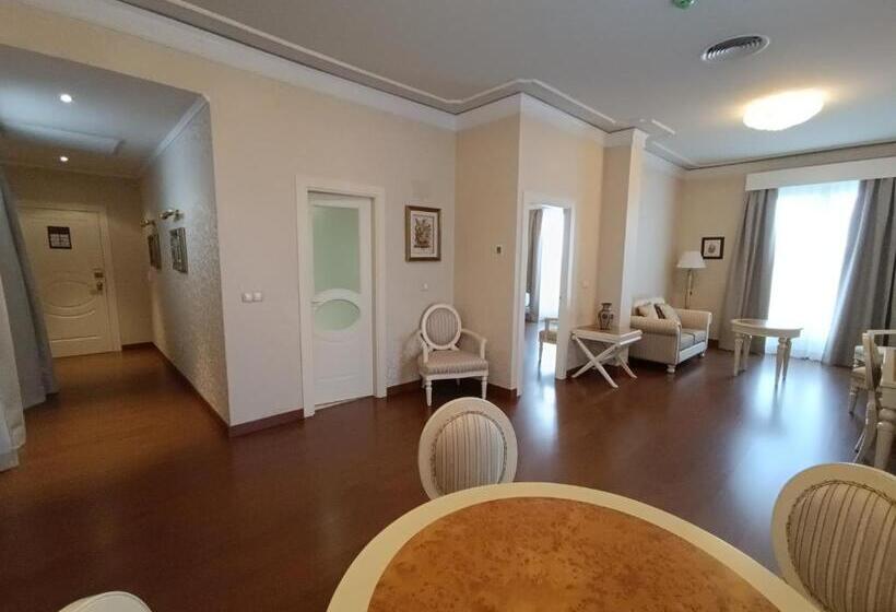 سوئیت با وان آب گرم, Bossh Alicia