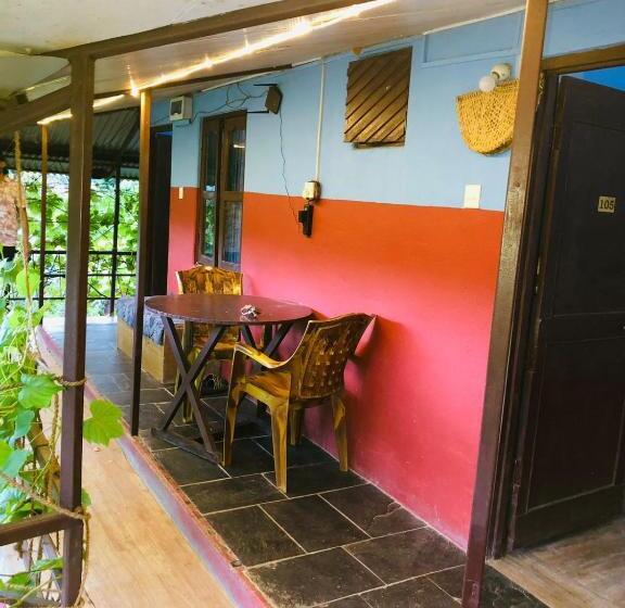 اتاق استاندارد با چشم‌انداز باغ, Goodday Backpackers