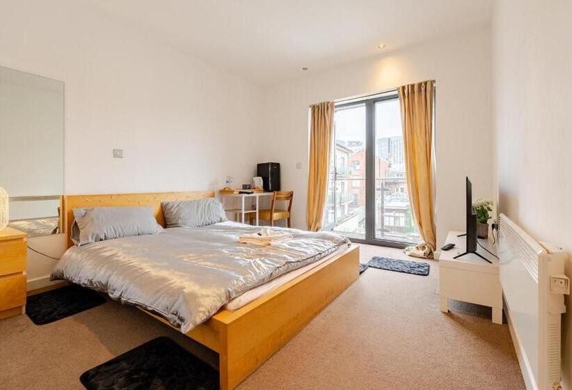 اتاق استاندارد, Private Room In Cardiff City Center