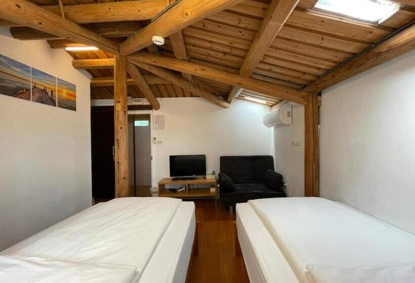 اتاق خانوادگی, Chinbe D.s House B&b