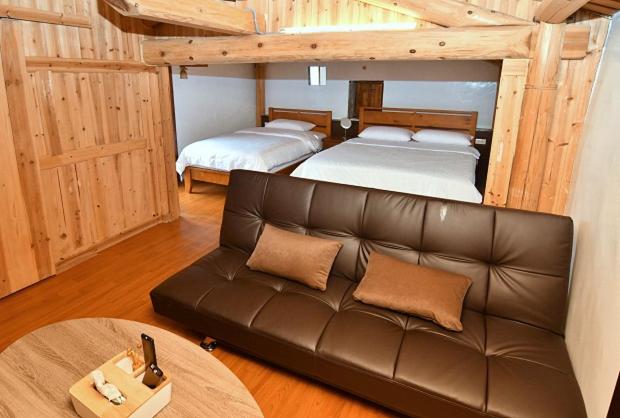اتاق خانوادگی, Chinbe D.s House B&b
