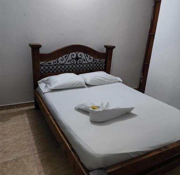 اتاق استاندارد, Dinastia Castillo Melgar