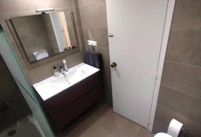 اتاق استاندارد با سرویس بهداشتی مشترک, Private Rooms Poble Sec