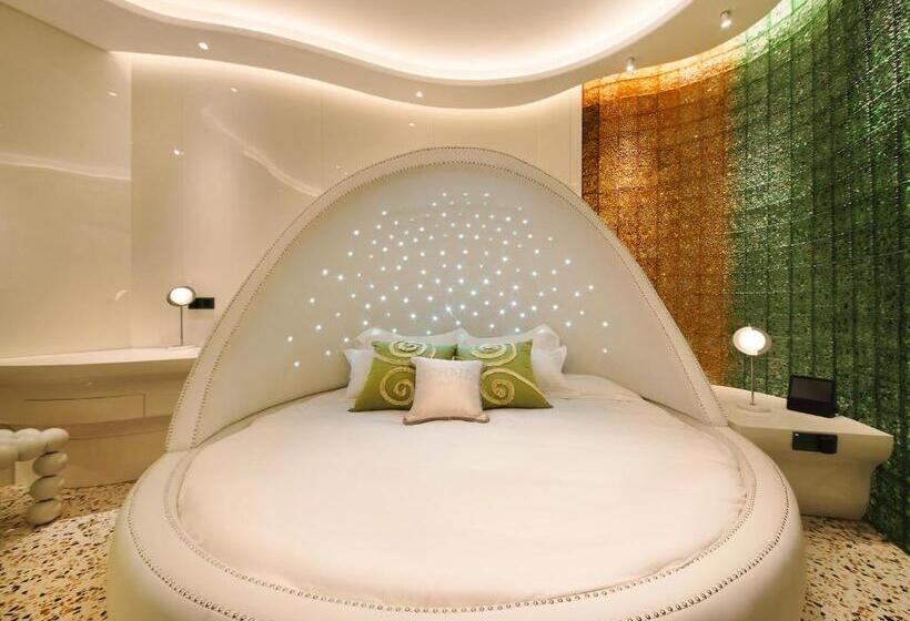 جناح مزود بجاكوزى, Space Design